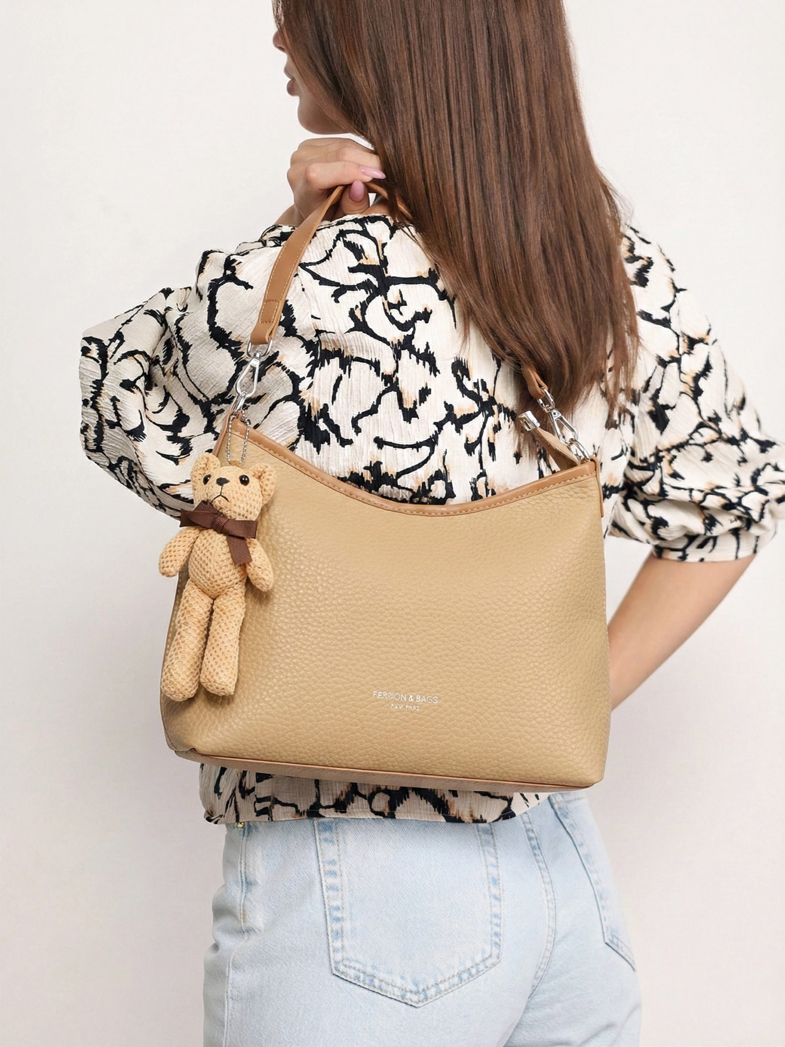 Сумка-кроссбоди  с декоративным брелком в ассортименте